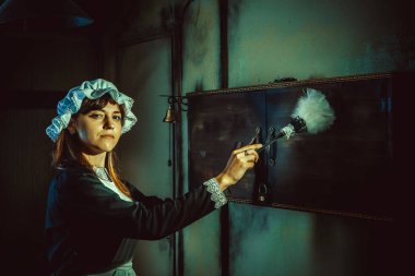 Vintage tarzı hizmetçi üniformalı pardösüyü ile