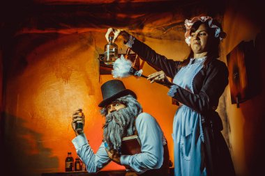 Sakallı adam bir elinde kitap ve başka bir şişe