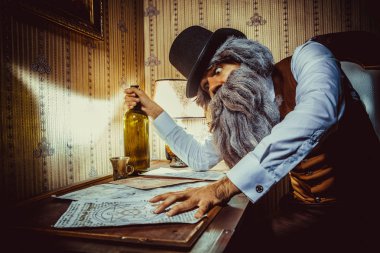 Sakallı adam gizemli bir mektup karanlık odada okur