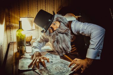 Sakallı adam gizemli bir mektup karanlık odada okur