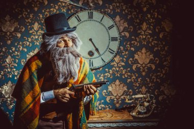 Karanlık odada duvara saatin yanında duran tüfeği olan üst düzey Beyaz adam.