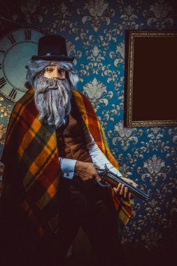 Karanlık odada duvara saatin yanında duran tüfeği olan üst düzey Beyaz adam.