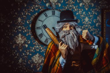 Karanlık odada duvara saatin yanında duran tüfeği olan üst düzey Beyaz adam.