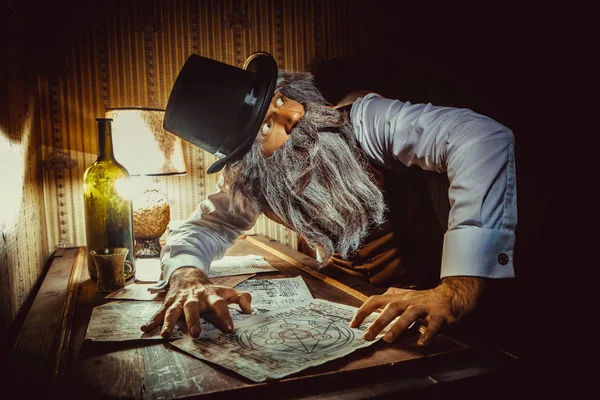 Бородатий чоловік читає таємничий лист у темній кімнаті — стокове фото