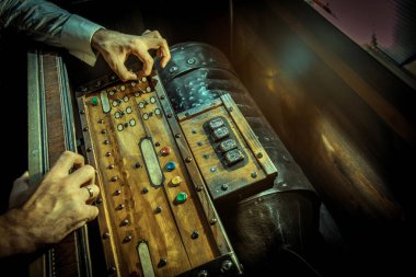 Terörist bir bomba aktif hale getirilmesi. Terörizm ve tehlikeli kavramı.