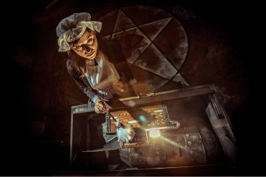 Hizmetçi üniformalı pardösüyü ile belgili tanımlık zaman bomba Temizleme.