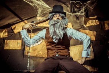 Üst düzey Beyaz adam silahla intihar edecekmiş