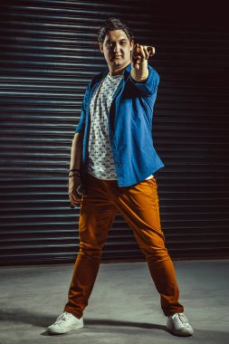 Mikrofon ile serin şarkıcı için işaret ediyor