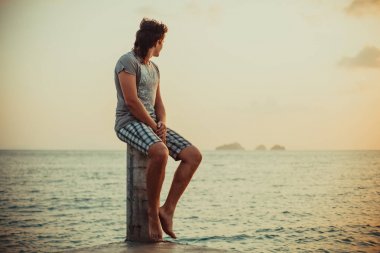 Deniz izlerken pierce rahatlatıcı bir adamdır.