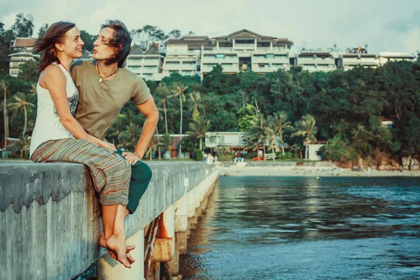 Mujer joven se relaja en el piercing viendo el mar . —  Fotos de Stock