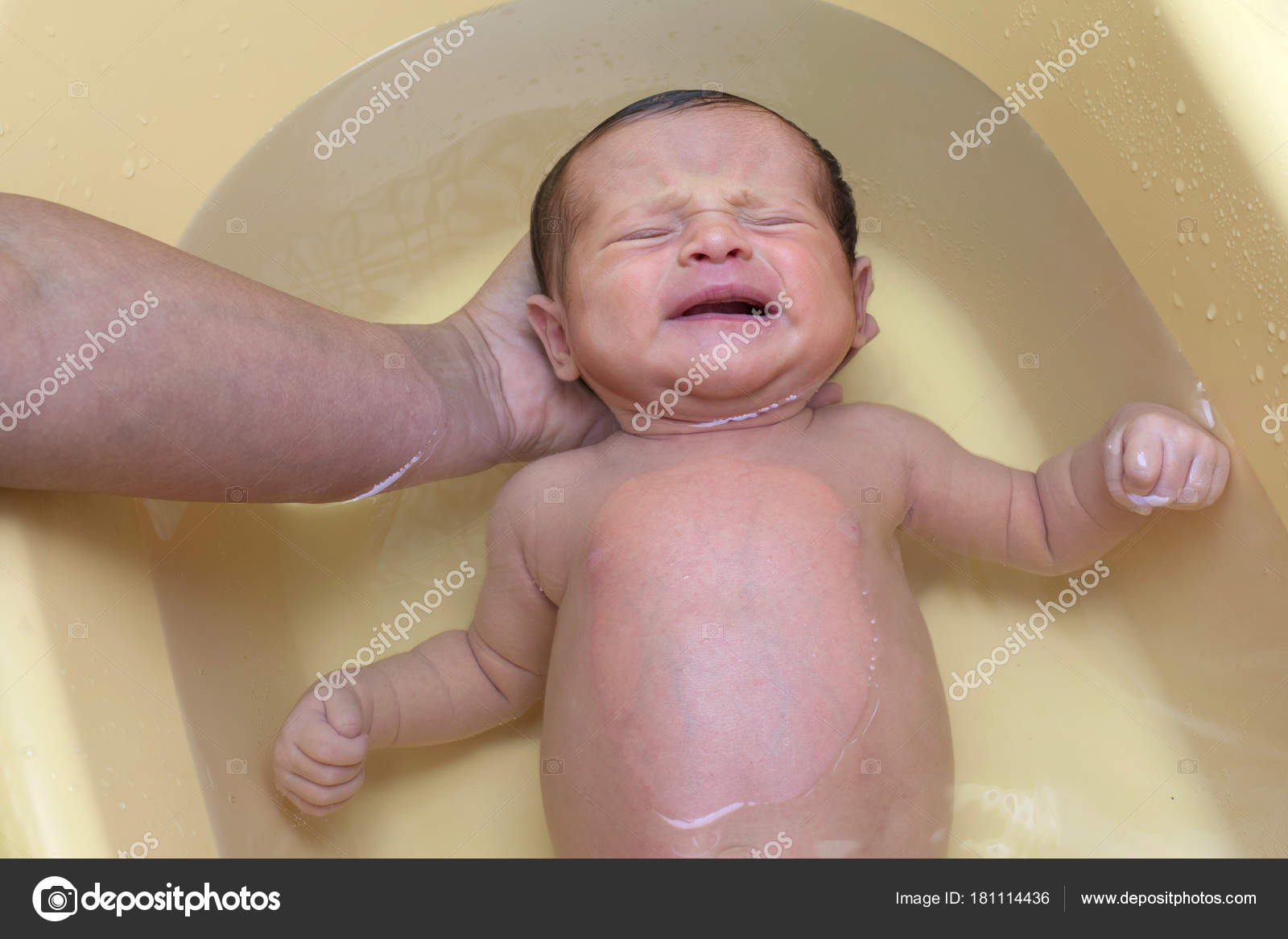 Petit Bebe Premier Bain Sur Les Mains Des Meres Image Libre De Droit Par Bigdan C