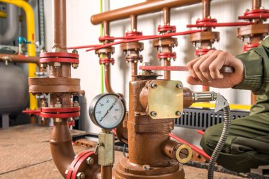 Kompresör odasında petrol manifold üzerine kolları.