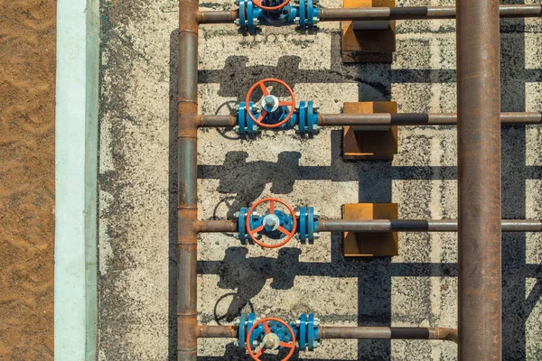Завод по переработке нефти и газа с трубопроводной арматурой — стоковое фото