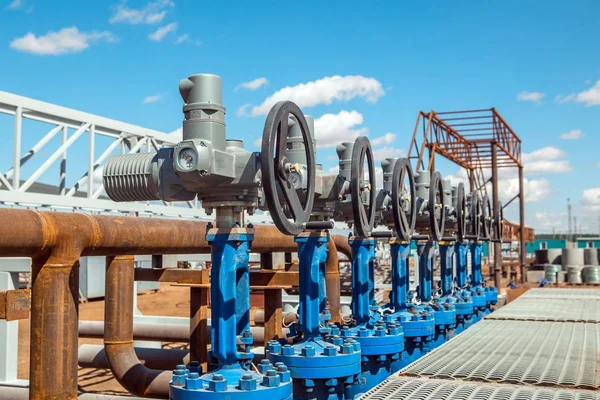 Planta de processamento de óleo e gás com válvulas de tubulação — Fotografia de Stock