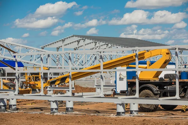 Bau einer Ölpipeline, großer Hangar im Hintergrund. — Stockfoto