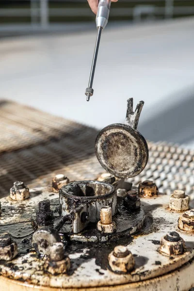 Inspección de un tanque de aceite con el analizador de gas portátil . —  Fotos de Stock