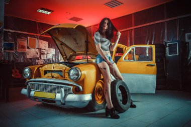 Genç seksi kadın makinist onarım garaja
