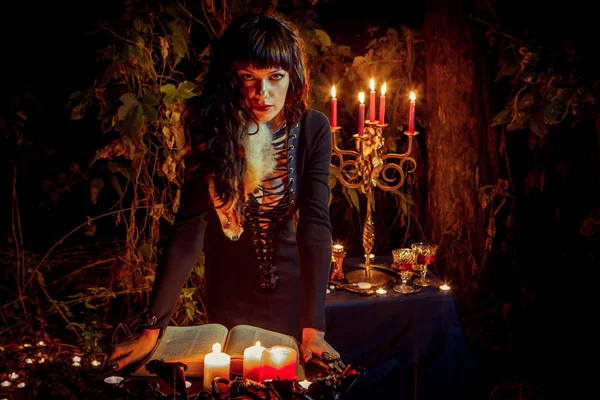Belle sorcière au livre de magie vintage vous invite dans la forêt . — Photo