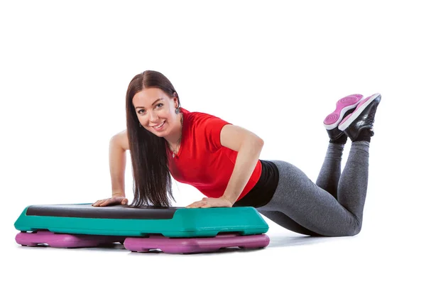 Mulher fitness está se exercitando com o stepper . — Fotografia de Stock