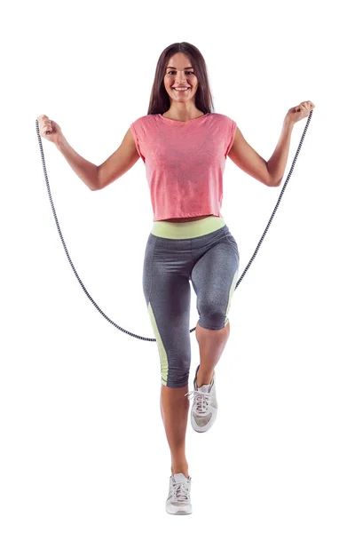 Retrato de una joven musculosa haciendo ejercicio con una cuerda saltando . —  Fotos de Stock