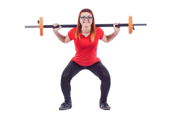 Beyaz bir arka plan üzerinde izole barbell ile ağız kavgası yapıyor odaklı gülümseyen fitness kadın portresi — Stok fotoğraf