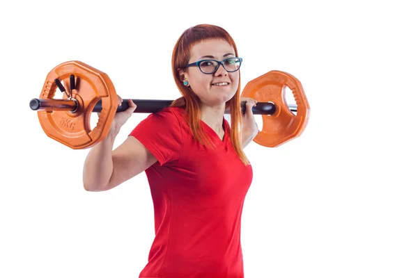 Beyaz bir arka plan üzerinde izole barbell ile ağız kavgası yapıyor odaklı gülümseyen fitness kadın portresi — Stok fotoğraf