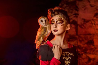 Güzel genç cadı ile beyaz baykuş.