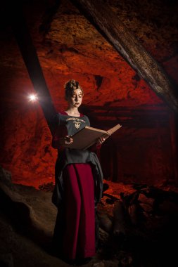 Spellbook ile güzel genç cadı.