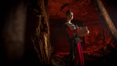 Spellbook ile güzel genç cadı.