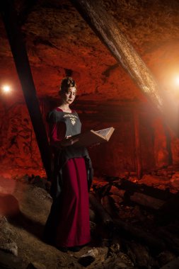 Spellbook ile güzel genç cadı.