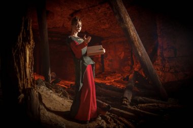 Spellbook ile güzel genç cadı.