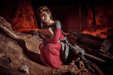 Spellbook ile güzel genç cadı.