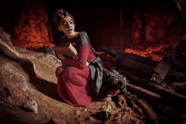 Spellbook ile güzel genç cadı.