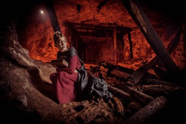 Spellbook ile güzel genç cadı.