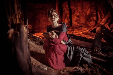 Spellbook ile güzel genç cadı.