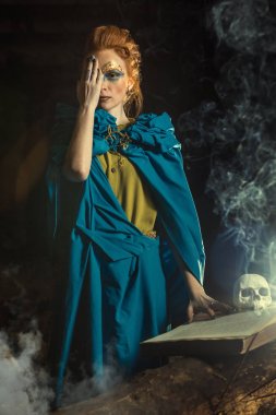 Güzel kırmızı saçlı cadı spellbook ile.