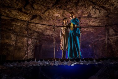 Zindanda asma köprü üzerinde gizemli Cadılar.