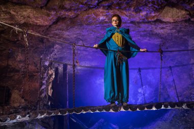 Zindanda asma köprü üzerinde gizemli cadı.