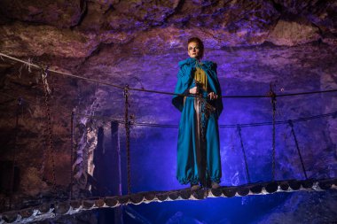 Zindanda asma köprü üzerinde gizemli cadı.