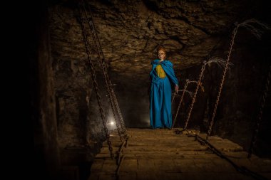 Zindanda asma köprü üzerinde gizemli cadı.