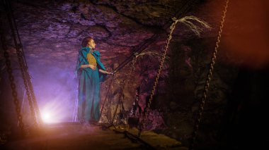 Zindanda asma köprü üzerinde gizemli cadı.