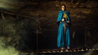 Zindanda asma köprü üzerinde gizemli cadı.