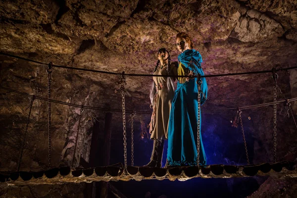 Brujas misteriosas en el puente colgante en la mazmorra . — Foto de Stock