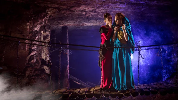 Mystérieuses sorcières sur le pont suspendu dans le donjon . — Photo