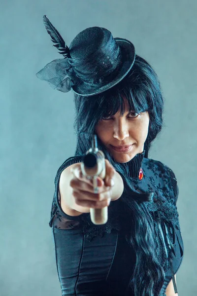 Oeste selvagem. Retrato feminino de vaqueira com pistola vintage — Fotografia de Stock