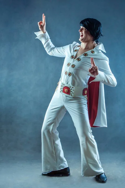 Rockstar sorridente in costume bianco vintage in studio . — Foto Stock