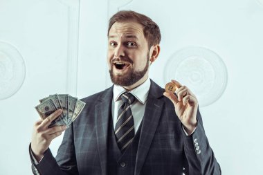 Altın Bitcoin, senedi simgesi Btc ve Doları banknot, Finans Para bitcoin kavramı holding iş adamı.