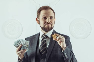 Altın Bitcoin, senedi simgesi Btc ve Doları banknot, Finans Para bitcoin kavramı holding iş adamı.