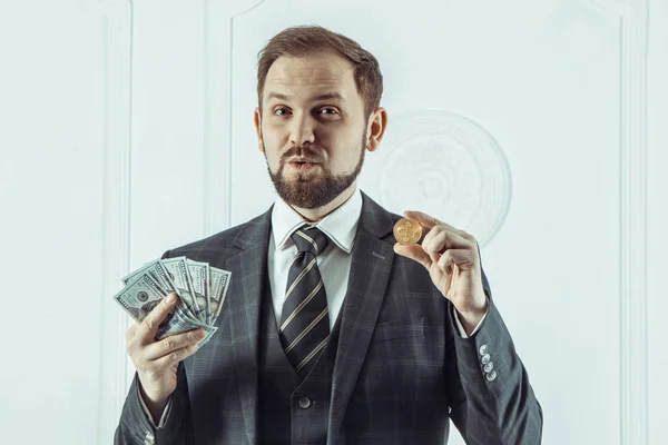Altın Bitcoin, senedi simgesi Btc ve Doları banknot, Finans Para bitcoin kavramı holding iş adamı. — Stok fotoğraf