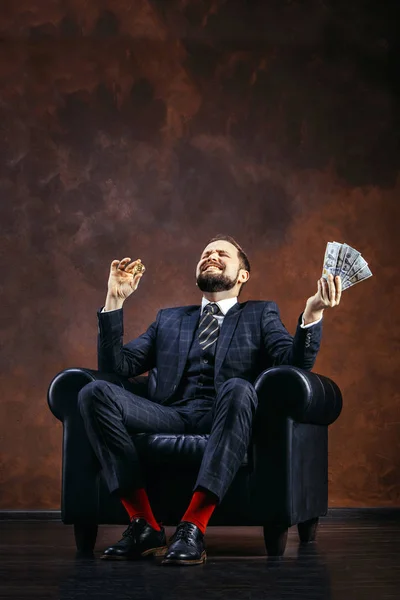 Uomo d'affari in possesso di Bitcoin d'oro, Ticker Symbol BTC e banconote in dollari, finanza denaro bitcoin concetto . — Foto Stock